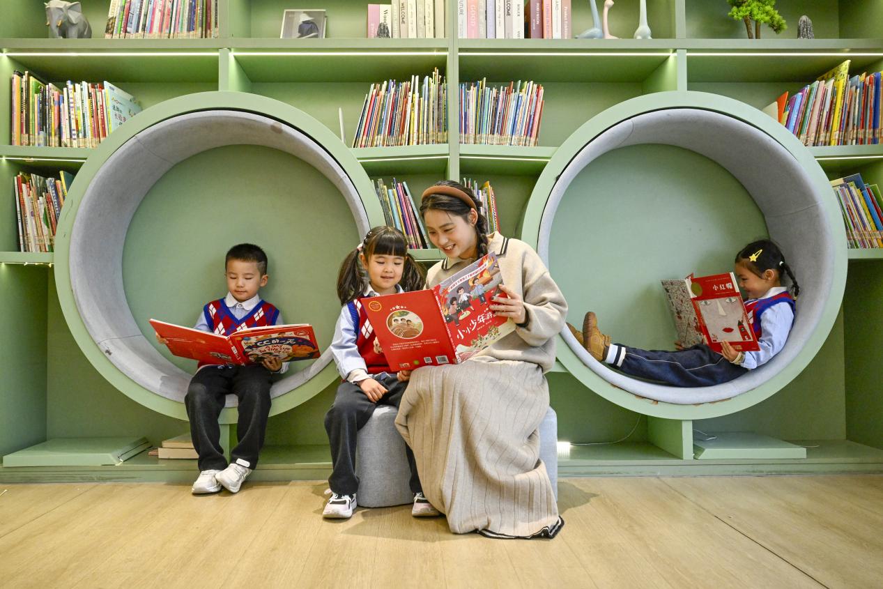 2026年3月31日，在安徽省合肥市悦书房名鼎书院，合肥市长江路幼儿园教育集团天成分园的小朋友们正在老师的指导下阅读绘本。2