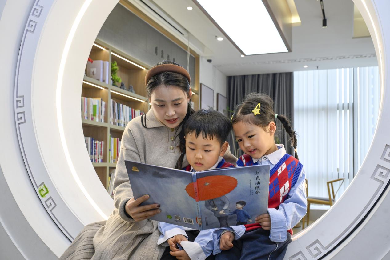 2026年3月31日，在安徽省合肥市悦书房名鼎书院，合肥市长江路幼儿园教育集团天成分园的小朋友们正在老师的指导下阅读绘本。3
