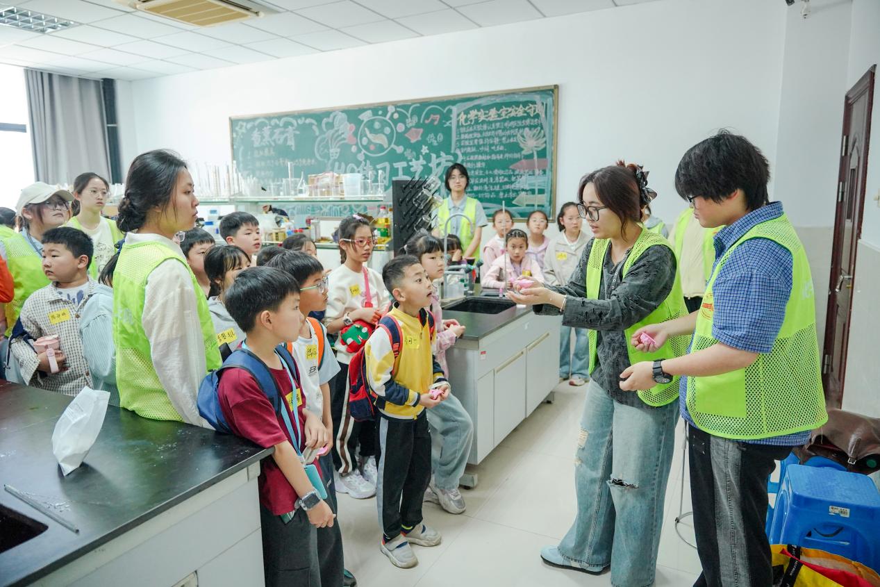 中景——学生志愿者讲解 (3)