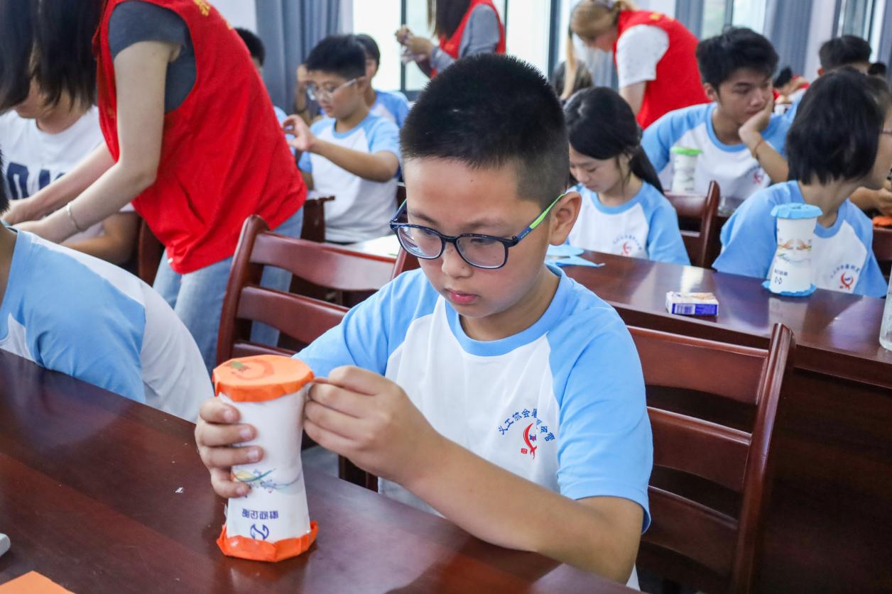 近景——一位学生在制作手鼓