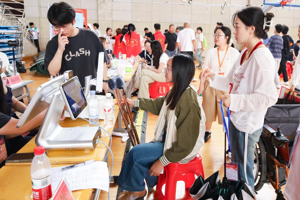 唐文文到经管报到