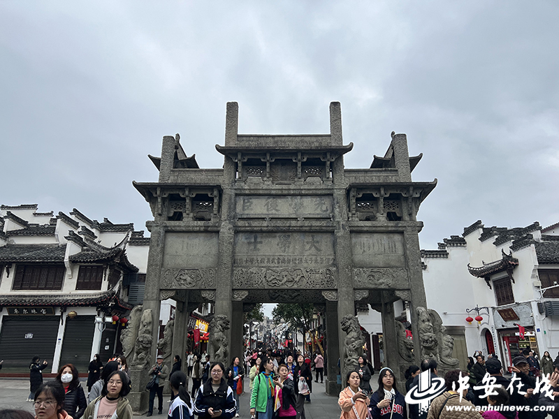3月18日，在徽州古城，这座千年府城位于国家历史文化名城——歙县核心区域，是中国保存完好的四大古城之一.jpg
