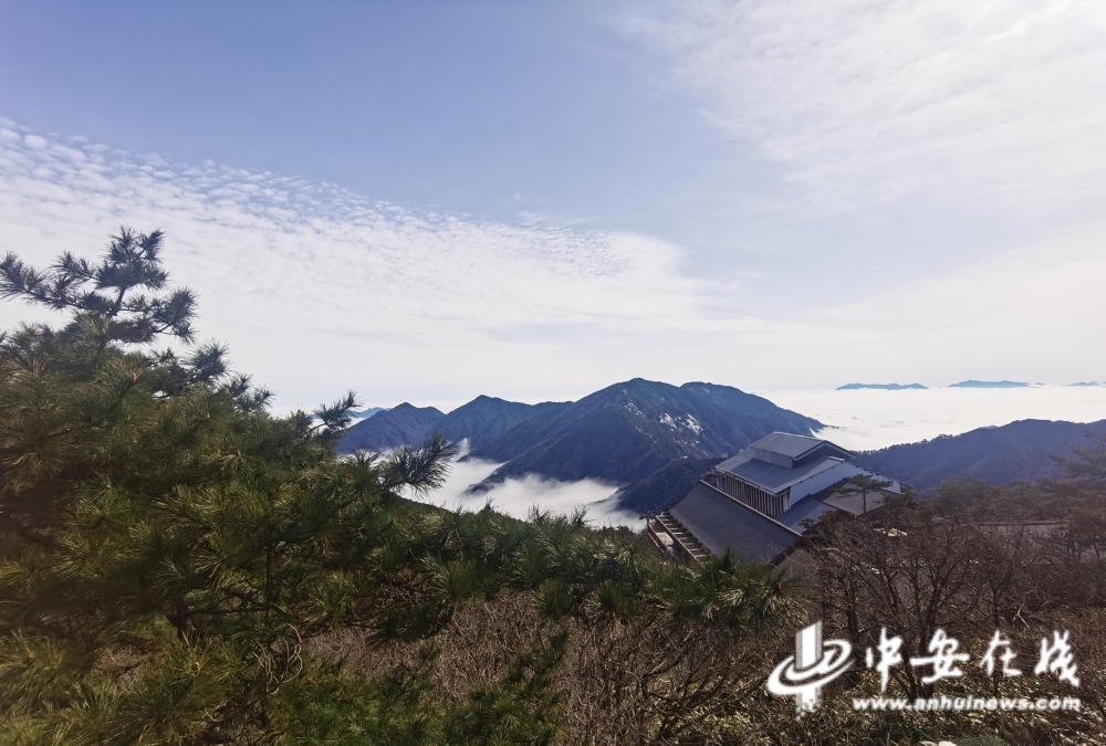 3月18日，金寨天堂寨。“只在此山中，云深不知处”。春日清晨的天堂寨风景区，如同一名山中隐者，深藏在深深云海里。.jpg