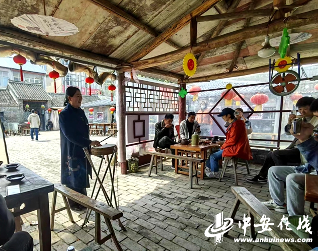 3月30日，在临涣老茶馆，四方游客坐在木桌木凳上，手捧碗茶，听着“淮北大鼓”，品读历史，感受古镇烟火。.jpg
