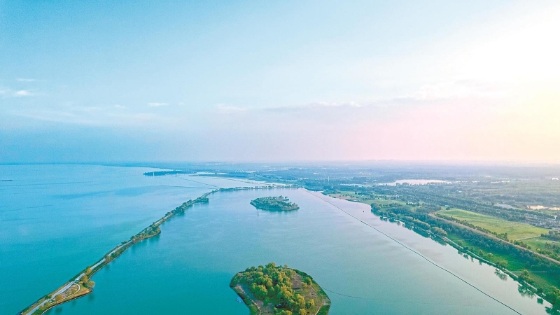 7月13日，合肥市巢湖北岸的消浪堤风光秀丽，湖天一色，吸引了众多市民前来观光游玩。近年来，合肥市始终坚持生态优先、绿色发展，统筹实施巢湖综合治理，努力把巢湖打造成为合肥最好的名片。.jpg