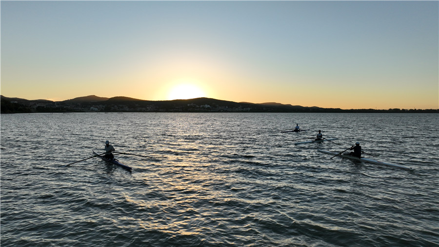 皮划艇在高塘湖面上训练。
