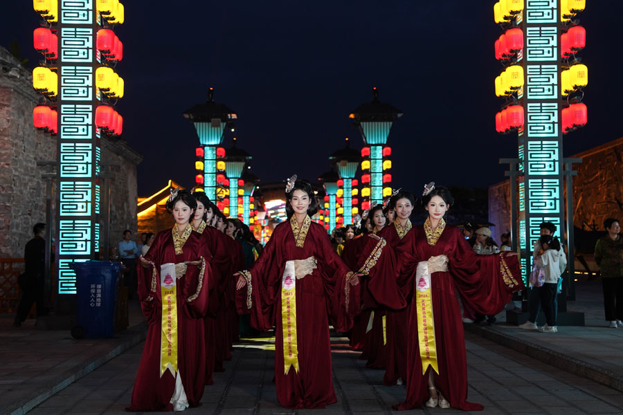 参赛选手夜游寿县古城。郭欣摄
