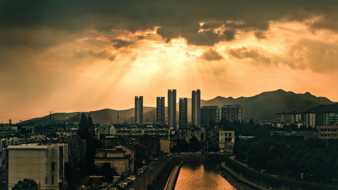 李悠然《暮色织金》