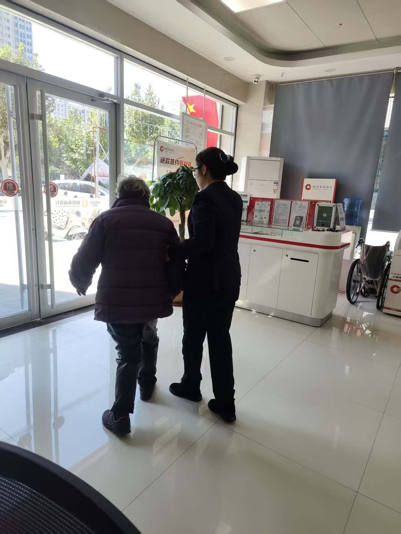 九旬老人迷路误入银行 固镇农商银行暖心救助护平安-图片.jpg