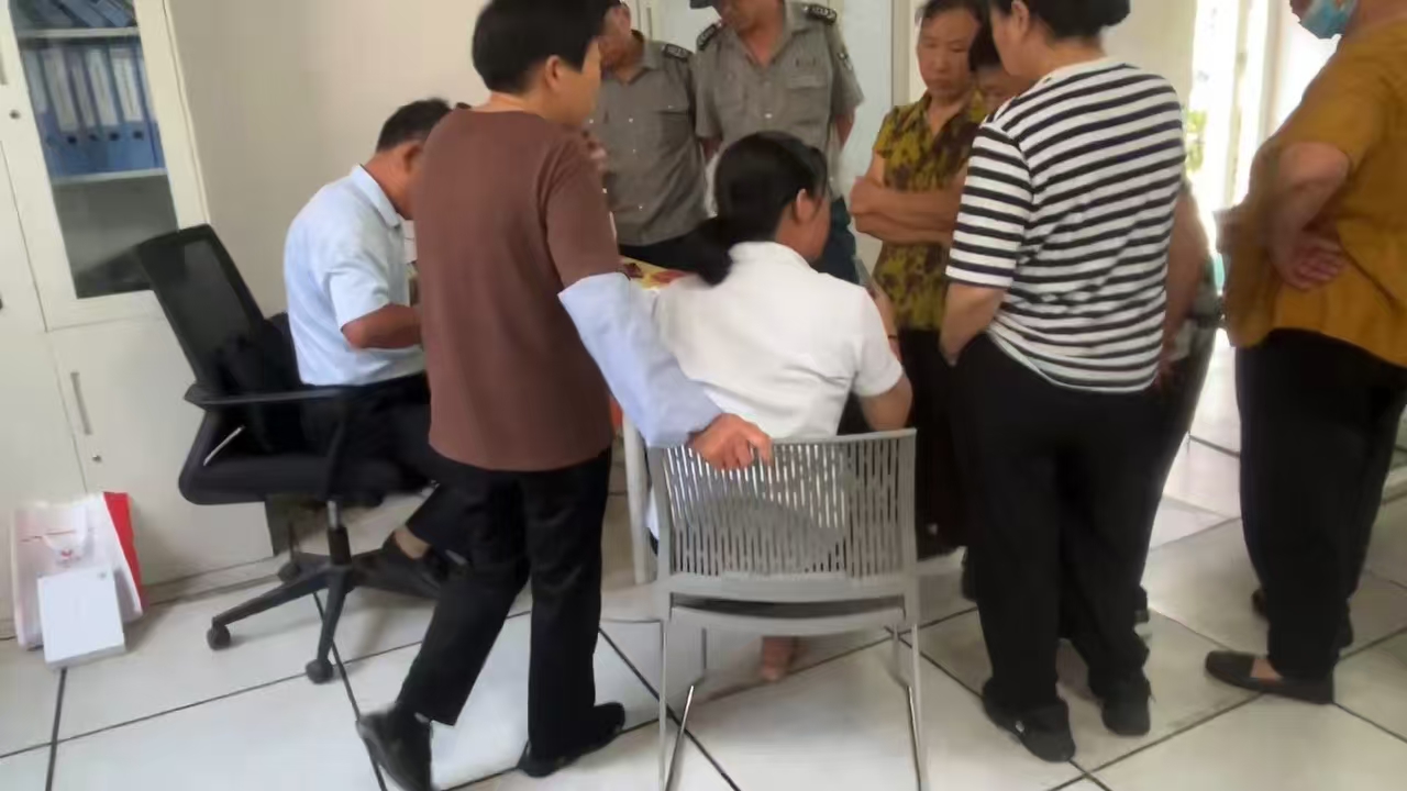 固镇农商银行主动上门服务，为医院职工解难题获赞誉 图片.jpg