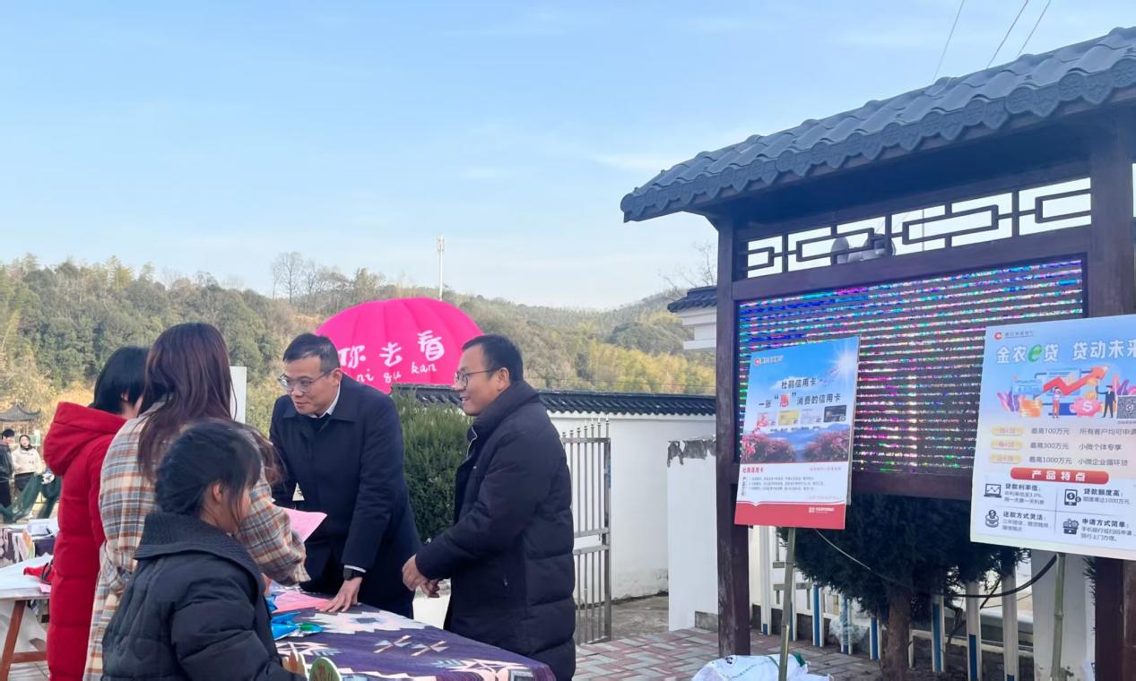 金融服务 “搭台” 助燃峨山房车文旅市集1