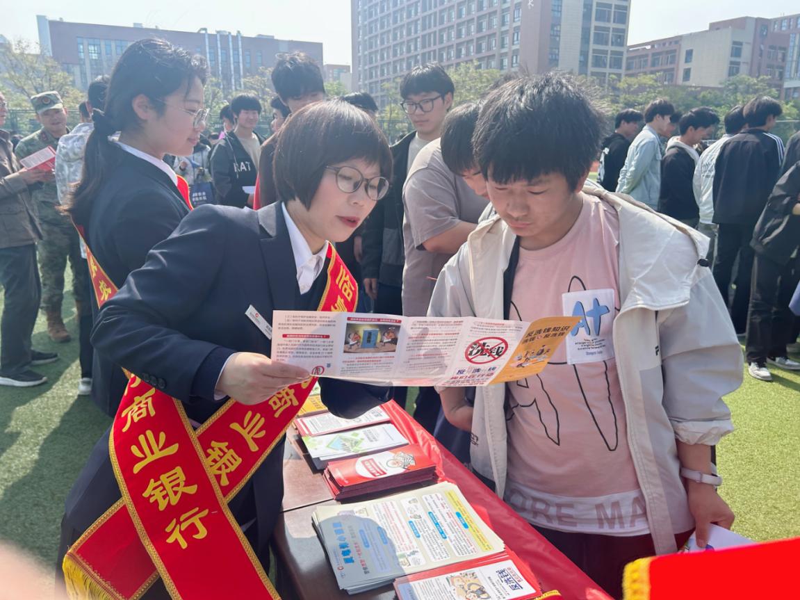 18582eec2d15cea234cf3bf9e37b7765