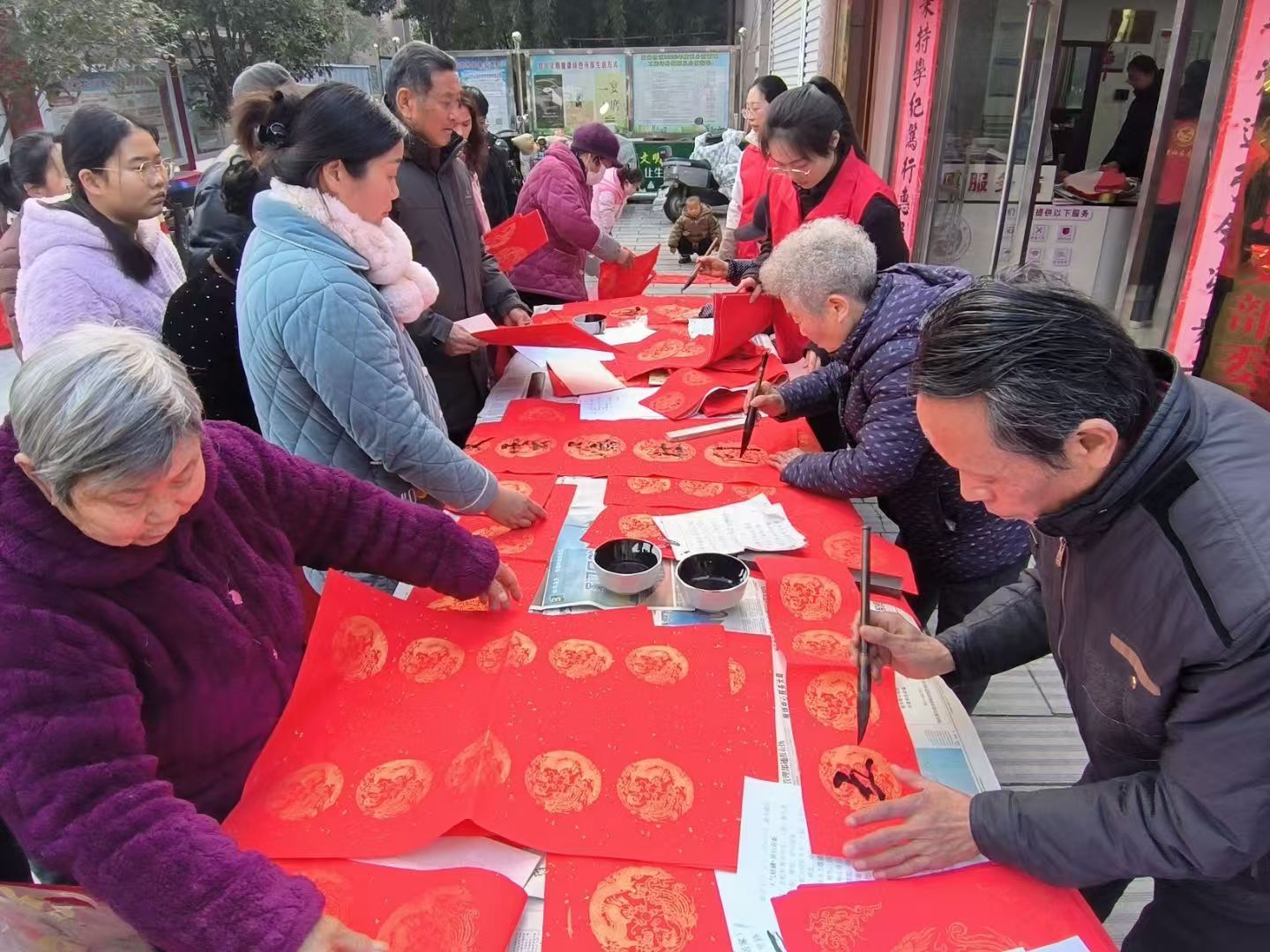 图2：墨香暖邻里，平安迎新春——五河农商银行携手阳光社区开展“送福+守护”惠民活动.jpg