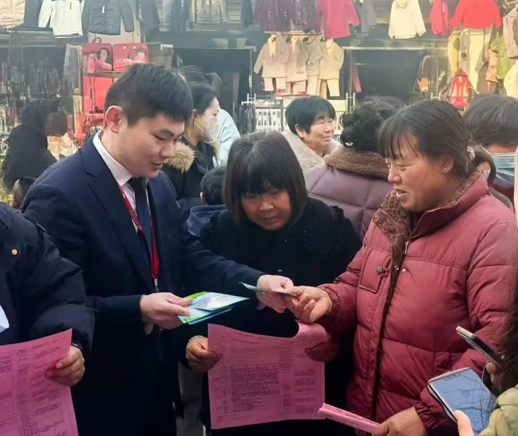 图片：五河农商银行申集支行借力 “春风行动” 护航农民工返乡金融路.jpg