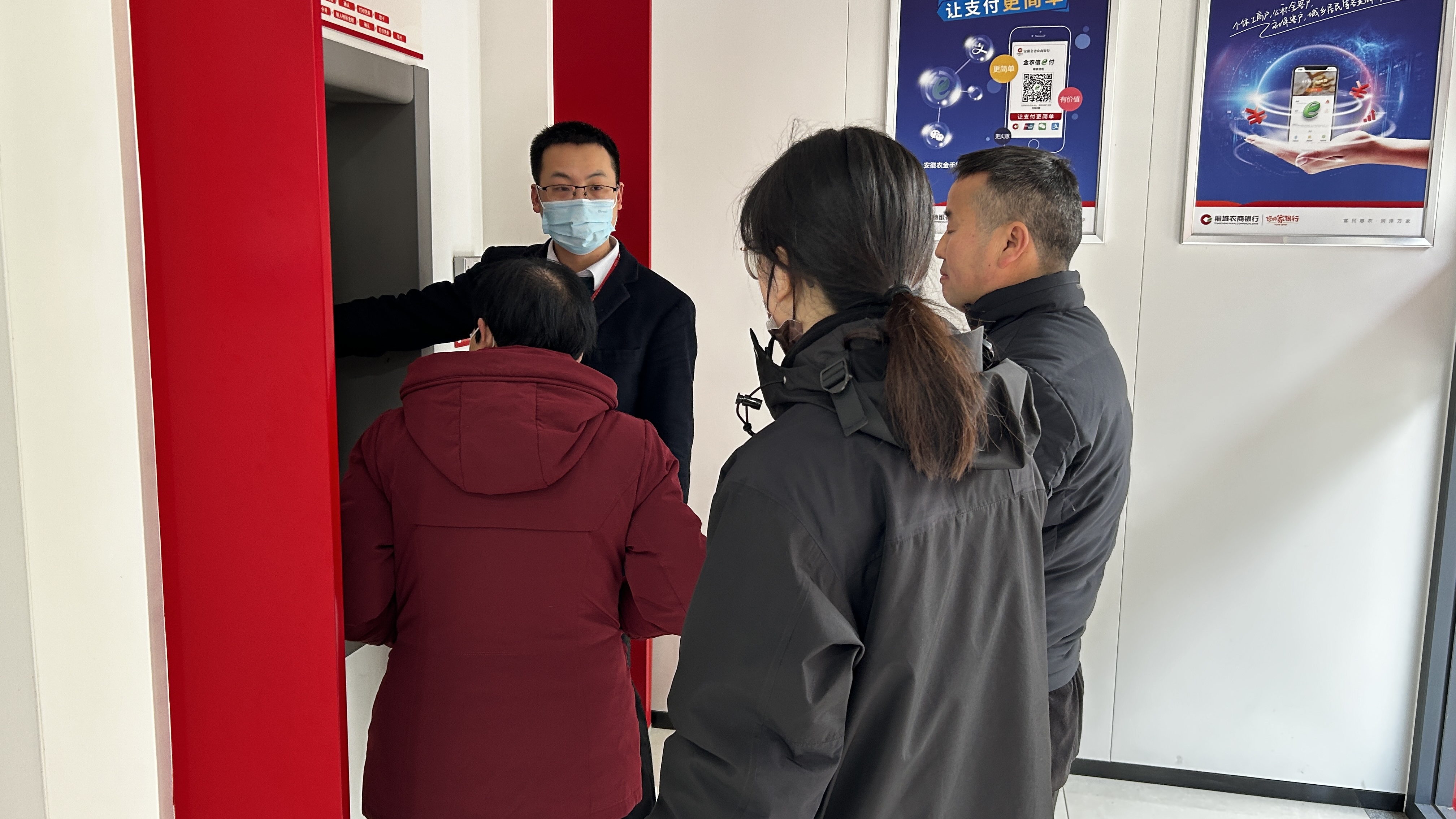 图为和平支行工作人员引导客户在自助设备办理业务。黄琛摄影。.jpg