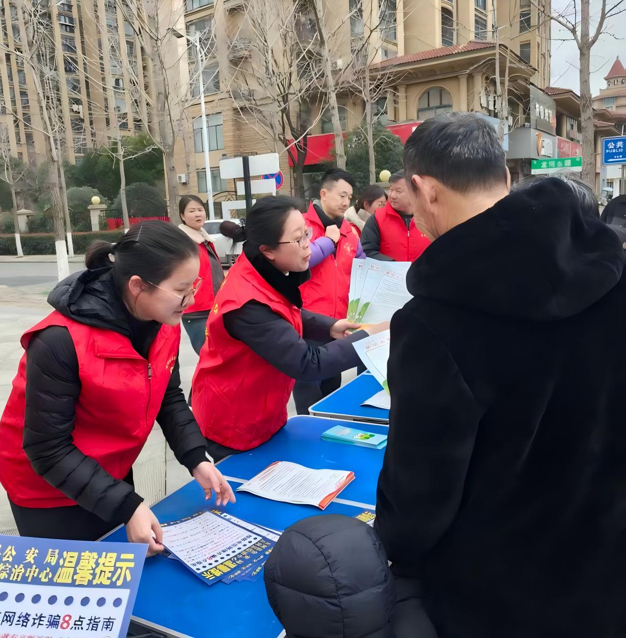 图片:警惕酒类理财、虚拟货币陷阱——五河农商银行防非宣传进社区.jpg 图片:警惕酒类理财、虚拟货币陷阱——五河农商银行防非宣传进社区.jpg