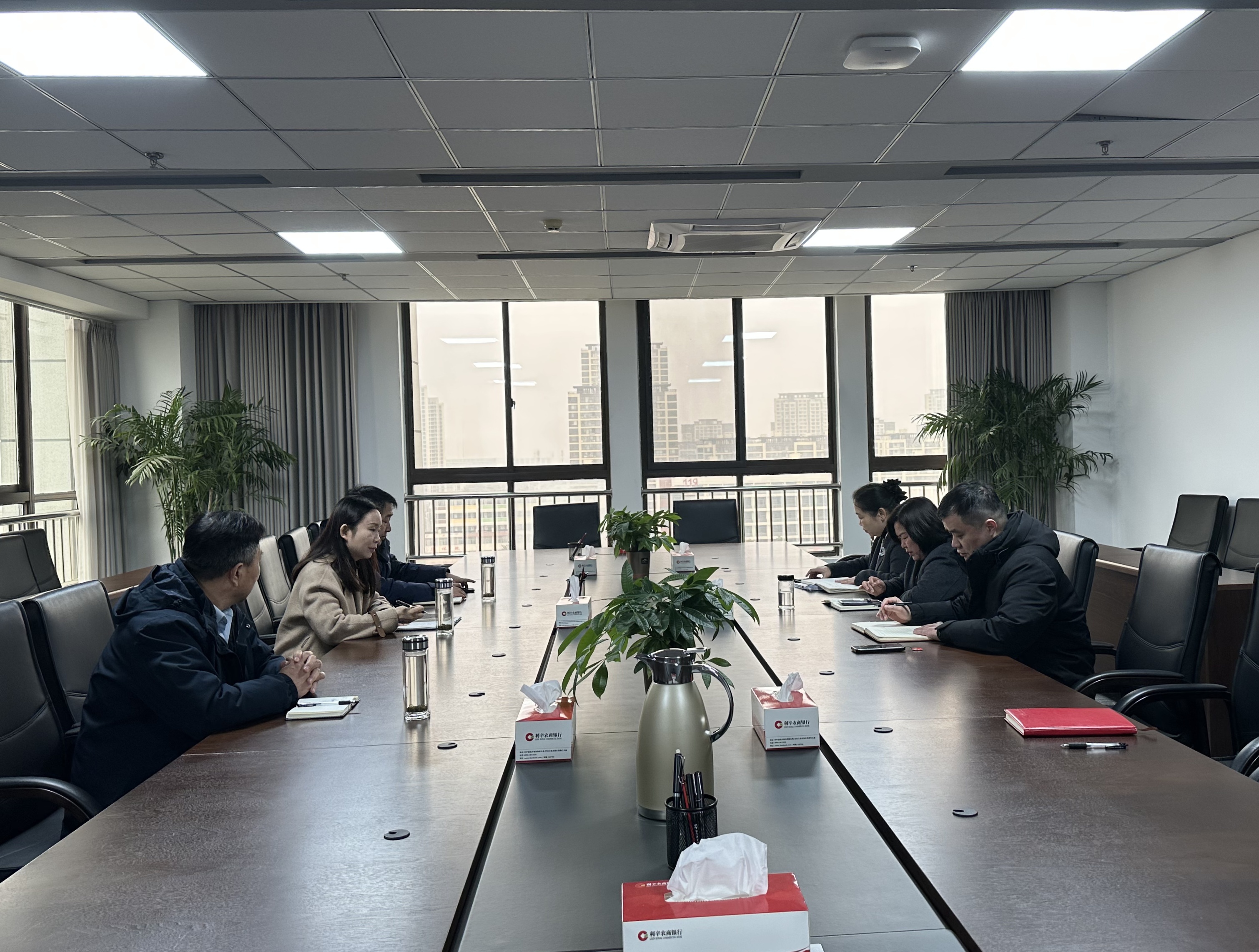 建行安徽省分行投行部一行到利辛农商银行座谈交流.jpg