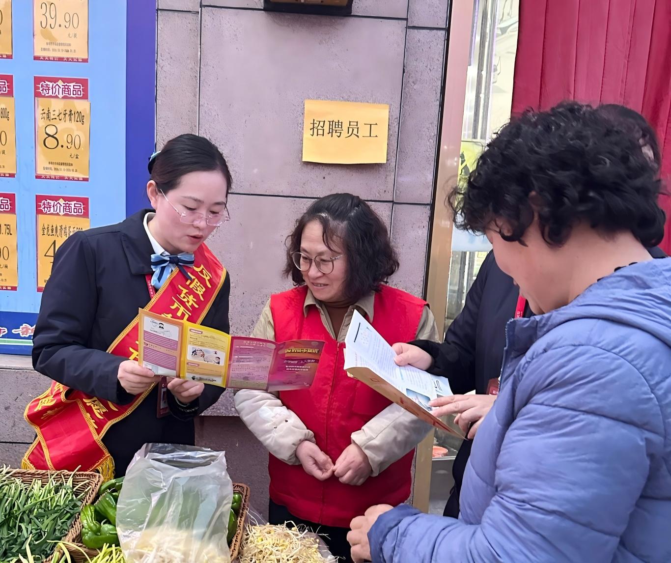 图3：反诈反假进社区 筑牢安全防护网.jpg