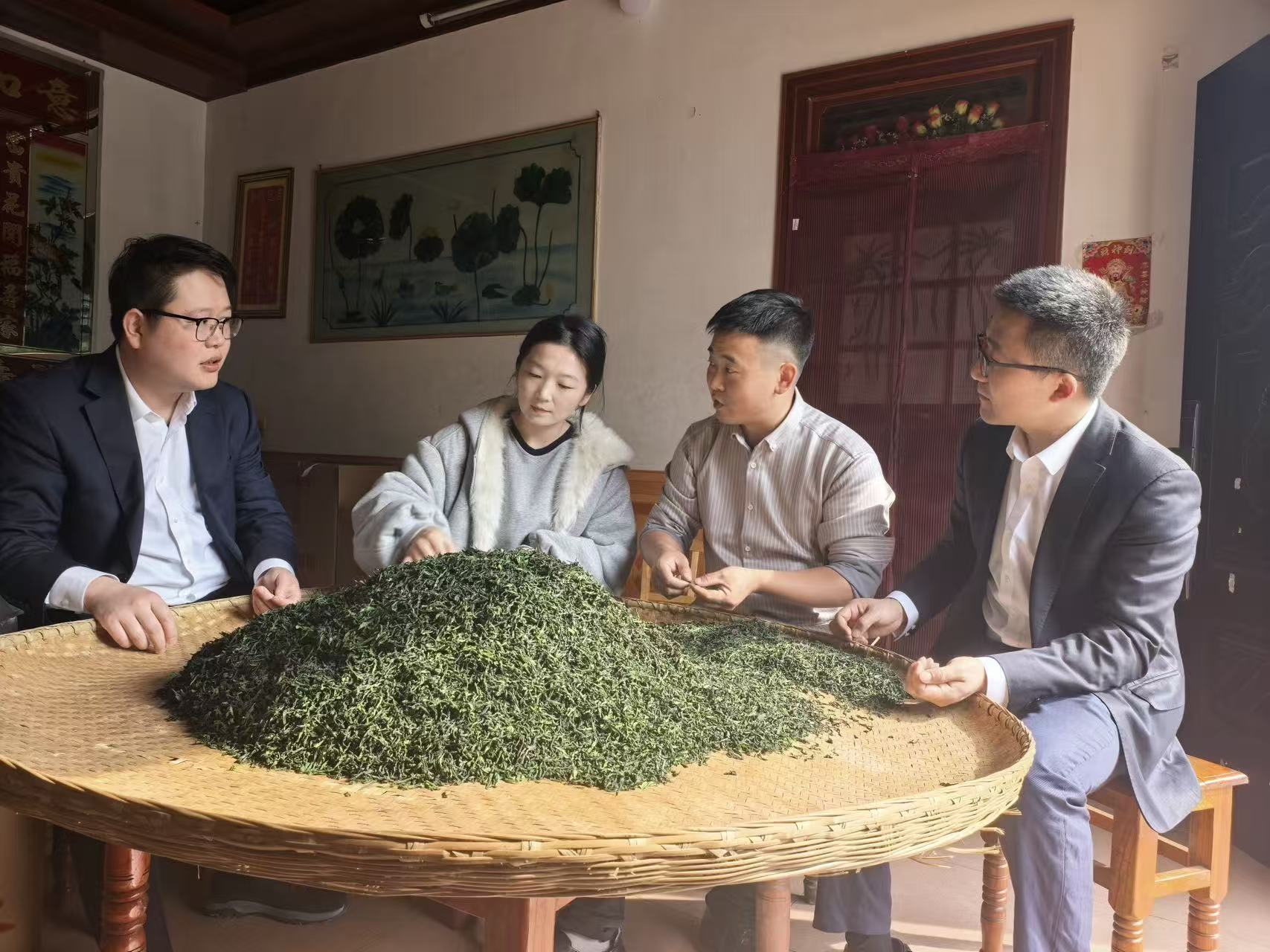 客户经理与茶农一起了解今年茶叶行情 （图 梅光琼）.jpg