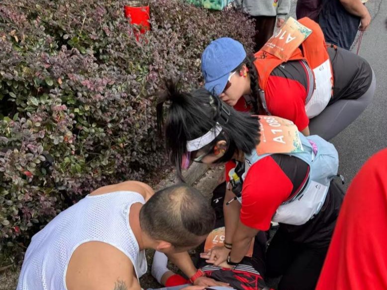 参赛者秒变救人者！两名“白衣天使”比赛中途跪地救人