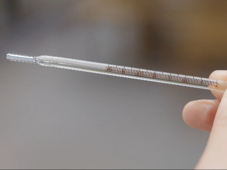 水银体温计禁产在即，家中的存货怎么办？专家：破损处置别踩坑